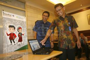 Dirut PT Bank Syariah Bukopin (BSB) Riyanto (kanan), didampingi Direktur BSB saat re-launching website www.syariahbukopin.co.id di Jakarta, Rabu (2/7/2015). BSB menddesain website sesuai apa yang dibutuhkan nasabah/masyarakat. Nasabah bisa mengakses data/informasi BSB dengan mudah melalui tampilan mobile yang dapat diakses melalui ponsel. 