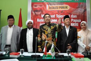 Sekretaris Faksi Kebangkitan Bangsa(FKB), Jazilul Fawaid (tengah)  didampingi Anggota FPKB,KH.Maman Imanul Hag (kanan) dan  Ketua MUI Propinsi Papua, KH.Saiful Islam Alpayage (kiri)  membuka diskusi Publik dengan tema " Merawat Toleransi dan Kebinekaan Di Bumi Papua untuk Memperkuat NKRI" di Ruang Fraksi FKB, Komplek Parlemen, Senayan, Jakarta, Rabu (9/9/2015).