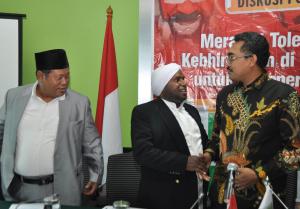Sekretaris Faksi Kebangkitan Bangsa(FKB), Jazilul Fawaid (tengah)  didampingi Anggota FPKB,KH.Maman Imanul Hag (kanan) dan  Ketua MUI Propinsi Papua, KH.Saiful Islam Alpayage (kiri)  membuka diskusi Publik dengan tema " Merawat Toleransi dan Kebinekaan Di Bumi Papua untuk Memperkuat NKRI" di Ruang Fraksi FKB, Komplek Parlemen, Senayan, Jakarta, Rabu (9/9/2015).