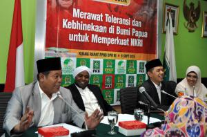 Sekretaris Faksi Kebangkitan Bangsa(FKB), Jazilul Fawaid (tengah)  didampingi Anggota FPKB,KH.Maman Imanul Hag (kanan) dan  Ketua MUI Propinsi Papua, KH.Saiful Islam Alpayage (kiri)  membuka diskusi Publik dengan tema " Merawat Toleransi dan Kebinekaan Di Bumi Papua untuk Memperkuat NKRI" di Ruang Fraksi FKB, Komplek Parlemen, Senayan, Jakarta, Rabu (9/9/2015).