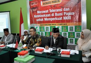 Sekretaris Faksi Kebangkitan Bangsa(FKB), Jazilul Fawaid (tengah)  didampingi Anggota FPKB,KH.Maman Imanul Hag (kanan) dan  Ketua MUI Propinsi Papua, KH.Saiful Islam Alpayage (kiri)  membuka diskusi Publik dengan tema " Merawat Toleransi dan Kebinekaan Di Bumi Papua untuk Memperkuat NKRI" di Ruang Fraksi FKB, Komplek Parlemen, Senayan, Jakarta, Rabu (9/9/2015).