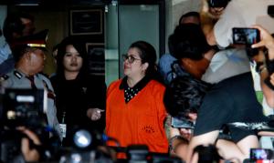 Terlihat Anggota Komisi VII DPR - RI Fraksi Hanura Dewi Yasin Limpo saat keluar dari gedung KPK dengan mengenakan rompi orange KPK, di Jakarta , Kamis (22/10/2015).Dewi Yasin Limpo ditetapkan tersangkap oleh penyidik KPK terkai dugaan suap proyek pembangkit listrik di Papua, bersama empat tersangka lainnya, Kamis, 21 Oktober.