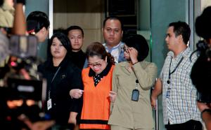 Terlihat Anggota Komisi VII DPR - RI Fraksi Hanura Dewi Yasin Limpo saat keluar dari gedung KPK dengan mengenakan rompi orange KPK, di Jakarta , Kamis (22/10/2015).Dewi Yasin Limpo ditetapkan tersangkap oleh penyidik KPK terkai dugaan suap proyek pembangkit listrik di Papua, bersama empat tersangka lainnya, Kamis, 21 Oktober.