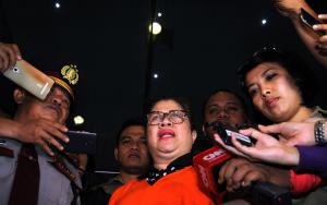 Dewie keluar dari gedung KPK pukul 02.40 setelah diperiksa lebih dari 24 jam. Ia dikawal ketat petugas KPK untuk masuk mobil tahanan. Dewie dan tiga tersangka lainnya ditahan di rumah tahanan KPK, sedangkan salah satu tersangka bernama Bambang ditahan di rumah tahanan KPK cabang Guntur.