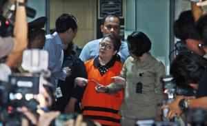 Terlihat Anggota Komisi VII DPR - RI Fraksi Hanura Dewi Yasin Limpo saat keluar dari gedung KPK dengan mengenakan rompi orange KPK, di Jakarta , Kamis (22/10/2015).Dewi Yasin Limpo ditetapkan tersangkap oleh penyidik KPK terkai dugaan suap proyek pembangkit listrik di Papua, bersama empat tersangka lainnya, Kamis, 21 Oktober.