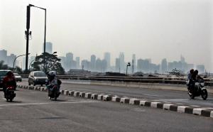 Sudah beberapa hari ini langit Kota Jakarta berkabut pada sore hari di kawasan fly ofer terminal Kampung Melayu, Jakarta, Minggu (25/10/2015). Badan Meteorologi dan Geofisikan (BMKG) menyatakan langit Ibukota yang berkabut bukan karena efek dari pembakaran lahan yang terjadi di Sumatera dan Kalimantan, melainkan karena saat ini sedang terjadi cuaca haze yaitu kondisi kekaburan udara.