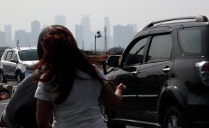 Terlihat kendaraan yang melintas di fly ofer terminal Kampung Melayu, Jakarta, Minggu (25/10/2015). Badan Meteorologi dan Geofisikan (BMKG) menyatakan langit Ibukota yang berkabut bukan karena efek dari pembakaran lahan yang terjadi di Sumatera dan Kalimantan, melainkan karena saat ini sedang terjadi cuaca haze yaitu kondisi kekaburan udara.