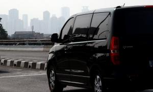 Terlihat kendaraan yang melintas di fly ofer terminal Kampung Melayu, Jakarta, Minggu (25/10/2015). Badan Meteorologi dan Geofisikan (BMKG) menyatakan langit Ibukota yang berkabut bukan karena efek dari pembakaran lahan yang terjadi di Sumatera dan Kalimantan, melainkan karena saat ini sedang terjadi cuaca haze yaitu kondisi kekaburan udara.