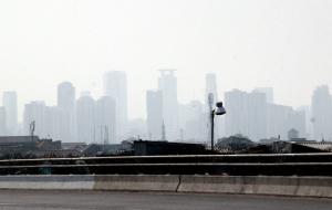 Terlihat kabut sore jam 15.00 Wib dari jembatan fly ofer terminal Kampung Melayu, Jakarta, Minggu (25/10/2015). Badan Meteorologi dan Geofisikan (BMKG) menyatakan langit Ibukota yang berkabut bukan karena efek dari pembakaran lahan yang terjadi di Sumatera dan Kalimantan, melainkan karena saat ini sedang terjadi cuaca haze yaitu kondisi kekaburan udara.