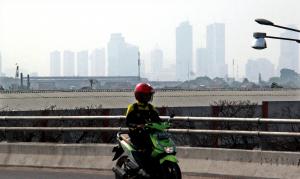 Sudah beberapa hari ini langit Kota Jakarta berkabut pada sore hari di kawasan fly ofer terminal Kampung Melayu, Jakarta, Minggu (25/10/2015). Badan Meteorologi dan Geofisikan (BMKG) menyatakan langit Ibukota yang berkabut bukan karena efek dari pembakaran lahan yang terjadi di Sumatera dan Kalimantan, melainkan karena saat ini sedang terjadi cuaca haze yaitu kondisi kekaburan udara.