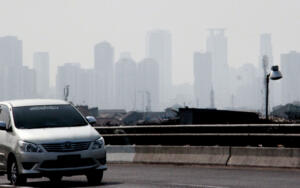 Terlihat kendaraan yang melintas di fly ofer terminal Kampung Melayu, Jakarta, Minggu (25/10/2015). Badan Meteorologi dan Geofisikan (BMKG) menyatakan langit Ibukota yang berkabut bukan karena efek dari pembakaran lahan yang terjadi di Sumatera dan Kalimantan, melainkan karena saat ini sedang terjadi cuaca haze yaitu kondisi kekaburan udara.