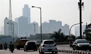 Terlihat kendaraan yang melintas di fly ofer terminal Kampung Melayu, Jakarta, Minggu (25/10/2015). Badan Meteorologi dan Geofisikan (BMKG) menyatakan langit Ibukota yang berkabut bukan karena efek dari pembakaran lahan yang terjadi di Sumatera dan Kalimantan, melainkan karena saat ini sedang terjadi cuaca haze yaitu kondisi kekaburan udara.