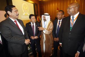 Ketua DPR RI  Setya Novanto (dua kiri), Menkopolhukam Luhut Binsar Pandjaitan (kiri) bersama beberapa delegasi parlemen dari berbagai negara saling berbincang usai pembukaan Konferensi Parlemen Anti Korupsi di Yogyakarta, Selasa (6/10). Sebanyak 70 negara mengikuti konferensi memerangi korupsi tersebut dan mengangkat tema "Justice- Equity-Prosperity" berlangsung 6-8 Oktober 2015 . ANTARA FOTO/Regina Safri/pd/15.