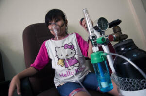 Seorang anak berusia 10 tahun bernama Nanda menghirup oksigen dari tabung yang disediakan secara gratis di "Rumah Singgah Oksigen" di Kantor Pramuka Riau, di Kota Pekanbaru, Senin (26/10).  Badan Nasional Penanggulangan Bencana (BNPB) menyatakan jumlah korban akibat dampak kabut asap kebakaran lahan dan hutan terus bertambah ditandai dengan 10 orang tewas di Sumatera dan Kalimantan, baik dampak langsung dan tidak langsung, serta menyebabkan 503.874 orang menderita Infeks Salura Pernafasan Akut (ISPA)  di enam provinsi sejak 1 Juli-23 Oktober 2015. ANTARA FOTO/FB Anggoro/foc/15.