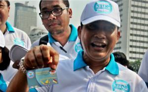 Kepala Badan Narkotika Nasional (BNN) Komjen Pol. Budi Waseso saat menunjukan kartu Gerakan Nasional Tanpa Narkoba (GNTN) saat di Bunderan HI, Jakarta, Minggu (8/11/2015). Kegiatan tersebut merupakan bagian dari kampanye anti narkoba yang mana telah terjadi peningkatan penyalahgunaan dan pecandu narkoba di tahun 2015.