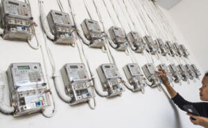 Warga melakukan isi ulang pulsa listrik di salah satu perumahan, Jakarta, Senin (30/11). Tarif listrik pelanggan rumah tangga berdaya 1.300 VA dan 2.200 VA pada Desember 2015 akan mengalami kenaikan sebesar 11,6 persen dibandingkan November 2015 menyusul pemberlakuan mekanisme penyesuaian tarif kedua golongan tersebut oleh PLN.  ANTARA FOTO/M Agung Rajasa/aww/15.