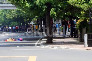 BEberapa polisi mengevakusi korban penembakan di kawasan Sarinah, Jakarta Pusat, Kamis (14/1). Ledakan di pos polisi depan Sarinah berbuntut dengan aksi baku tembak. AKTUAL/TINO OKTAVIANO