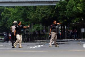 Beberapa polisi mengejar komplotan teroris di kawasan Sarinah, Jakarta Pusat, Kamis (14/1). Ledakan di pos polisi depan Sarinah berbuntut dengan aksi baku tembak. AKTUAL/TINO OKTAVIANO