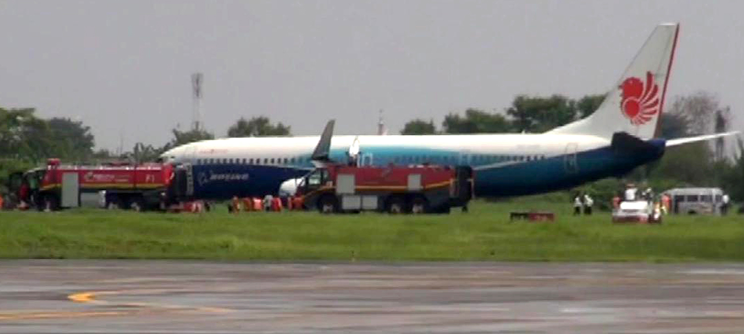 Proses evakuasi pesawat Lion Air dengan nomor penerbangan JT-263 tujuan Balikpapan-Surabaya yang mengalami "over run" (tergelincir) di Bandara Internasional Juanda, Surabaya, Jawa Timur, Sabtu (20/2). Sebanyak 32 penerbangan domestik di bandara itu terganggu atau mengalami keterlambatan akibat tergelincirnya pesawat itu saat mendarat di bandara tersebut. ANTARA FOTO/Malik/ZK/aww/16.