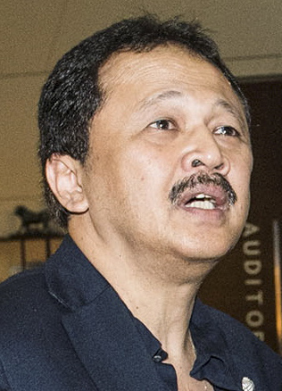 Board of Director DBS Group Holding Ltd dan DBS Bank Ltd Nihal Kaviratne (tengah) berbincang dengan Dirut PT Bursa Efek Indonesia Tito Sulistio (kiri) dan Presiden Direktur PT Bank DBS Indonesia Paulus Sutisno (kanan) seusai membuka perdagangan saham di BEI, Jakarta, Kamis (26/11). Kegiatan tersebut dilaksanakan untuk sosialisasi mengenai pasar saham ke karyawan Bank DBS Indonesia. ANTARA FOTO/M Agung Rajasa/nz/15.