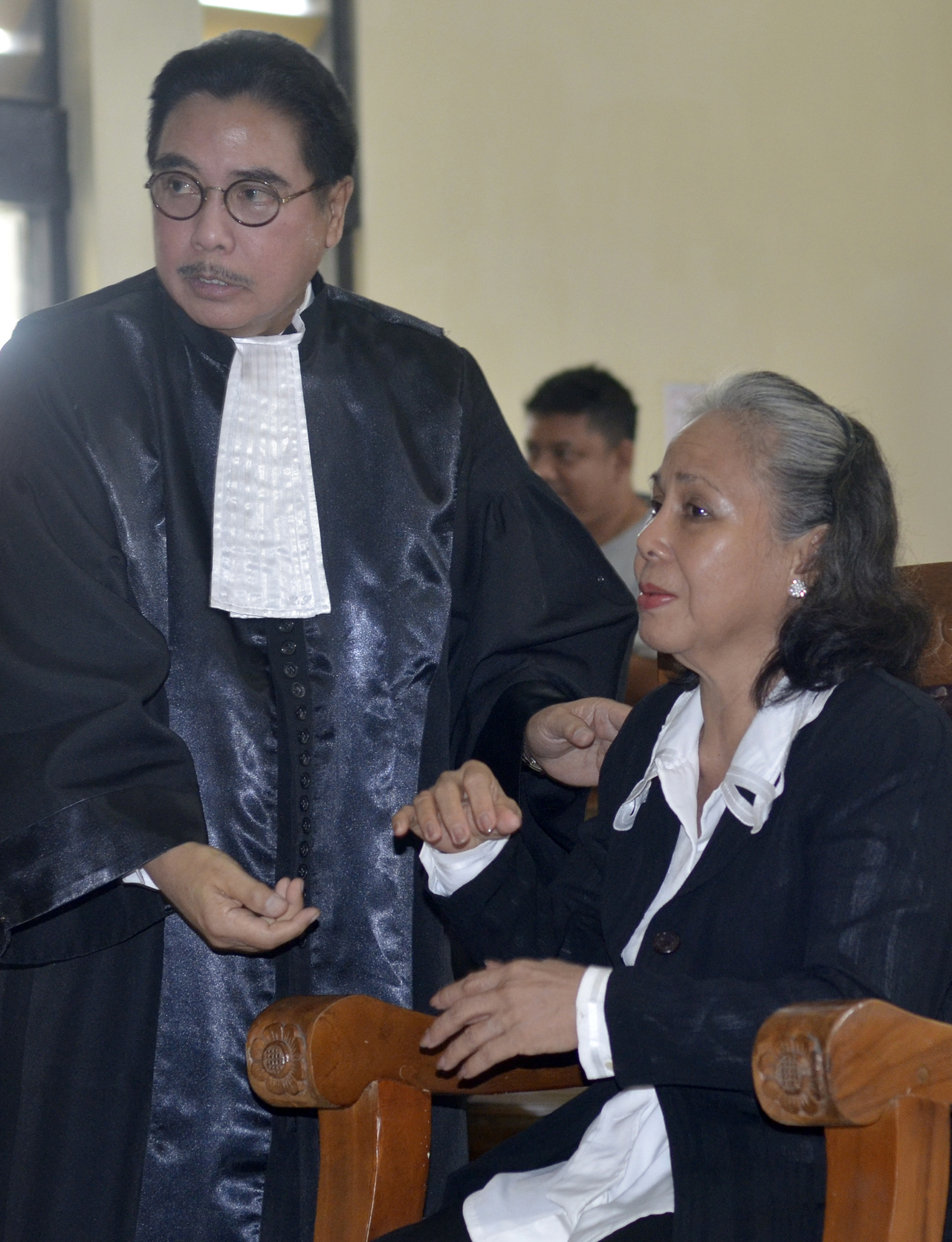 Terdakwa Margriet Cristina Megawe bersama kuasa hukumnya, Hotma Sitompul