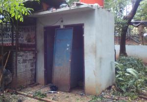 Pintu Toilet Taman Kota Viaduct yang keadaannya rusak.