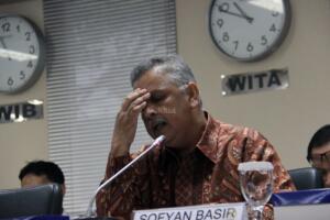 Dirut PT PLN, Sofyan Basir (tengah) saat mengikuti rapat dengar pendapat dengan Komite II DPD RI di Gedung Parlemen, Senayan, Jakarta, Senin (14/3/2016). Rapat ini membahas Rencana Usaha Penyediaan Tenaga Listrik (RUPTL) tahun 2015-2024. FOTO : AKTUAL/JUNAIDI MAHBUB