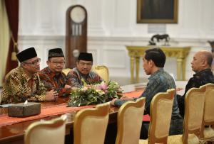 Presiden Joko Widodo (kedua kanan) didampingi Kepala Staf Presiden Teten Masduki (kanan) berdialog dengan Ketua Umum Pengurus Pusat Muhammadiyah Haedar Nashir (kiri), Sekretaris Umum PP Muhammadiyah Abdul Muti (kedua kiri) membahas potensi Indonesia sebagai negara Muslim serta isu deradikalisasi di Istana Merdeka, Jakarta,  (1/4). PP Muhamadiyah menyampaikan tentang potensi besar bangsa Indonesia untuk menjadi bangsa yang produktif, berdaya saing tinggi, dan bangkit dengan bangsa-bangsa lain di Asia. ANTARA FOTO/Yudhi Mahatma/pd/16
