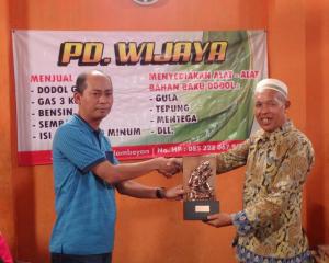 Pemimpin Kantor Cabang Utama BNI Garut Syaiful Jamal (kiri) menyerahkan cinderamata kepada H Uyud