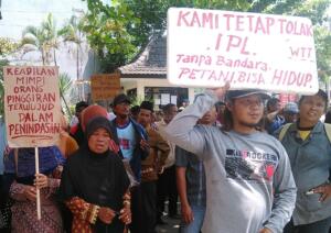 Ratusan petani Kulonprogo, ketika mendatani PTUN Yogyakarta untuk menuntut pembatalan izin pembangunan Bandara Kulonprogo. Foto: Nelson Nafis