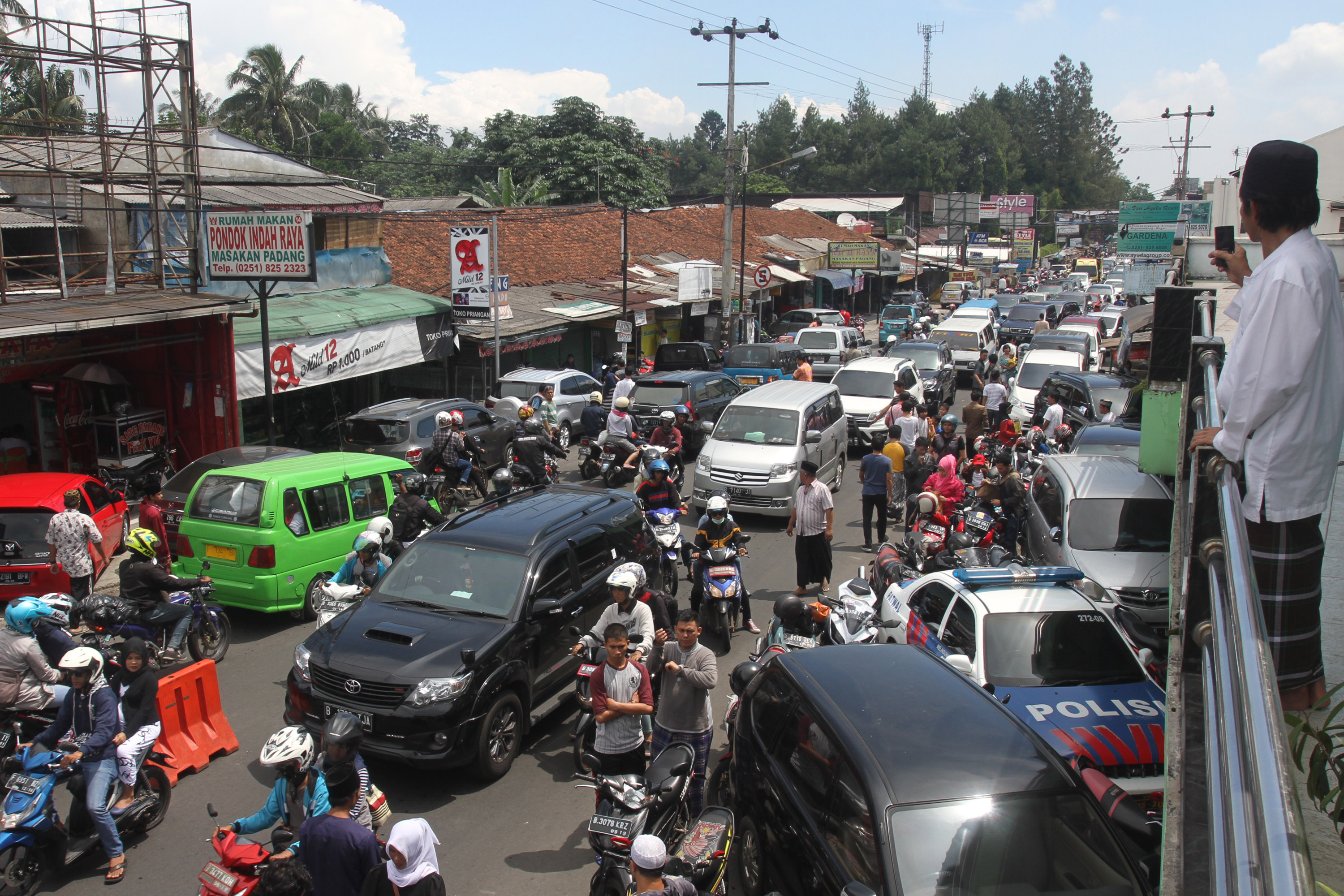 Sejumlah Kendaraan Bermotor Terjebak Antrean Di Jalan Raya Puncak