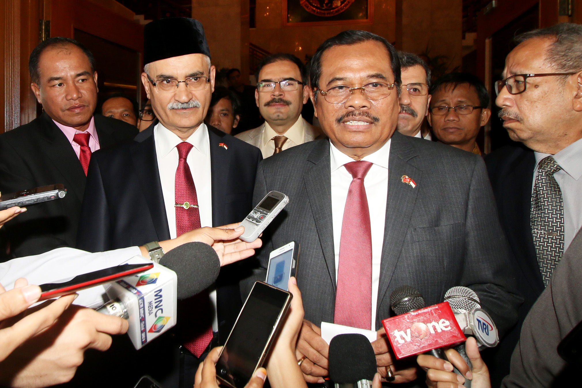 Image result for Jaksa Agung Muhammad Prasetyo (kanan).