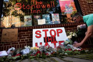 Seorang pria meletakkan karangan bunga di depan Stonewall Inn di Jalan Christopher, dianggap sebagian orang sebagai pusat gerakan hak asasi sesama jenis New York, setelah terjadi penembakan membabi buta di kelab malam Pulse, Orlando, di kawasan Manhattan, New York, Amerika Serikat, Minggu (12/6). ANTARA FOTO/REUTERS/Mark Kauzlarich/djo/16