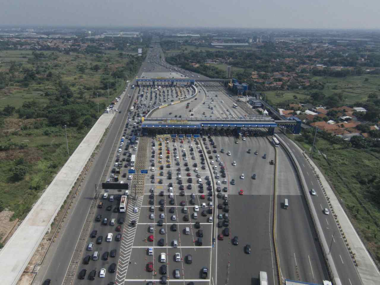 Foto aerial mobil mengantre di gerbang Cikarang Utama, Bekasi, Jawa Barat, Sabtu (9/7). Menurut data Jasa Marga, memasuki H+3 arus balik Idulfitri 1437 Hijriyah terjadi kenaikan jumlah kendaraan yang melintas di jalan Tol Jakarta-Cikampek hingga 27 persen. ANTARA FOTO/Rosa Panggabean/foc/16.