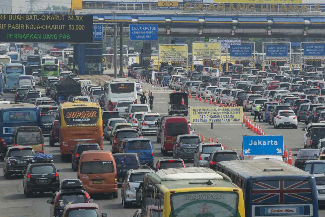 Mobil mengantre di gerbang Cikarang Utama, Bekasi, Jawa Barat, Sabtu (9/7). Menurut data Jasa Marga, memasuki H+3 arus balik Idulfitri 1437 Hijriyah terjadi kenaikan jumlah kendaraan yang melintas di jalan Tol Jakarta-Cikampek hingga 27 persen. ANTARA FOTO/Rosa Panggabean/foc/16.