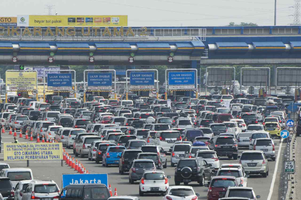Mobil mengantre di gerbang Cikarang Utama, Bekasi, Jawa Barat, Sabtu (9/7). Menurut data Jasa Marga, memasuki H+3 arus balik Idulfitri 1437 Hijriyah terjadi kenaikan jumlah kendaraan yang melintas di jalan Tol Jakarta-Cikampek hingga 27 persen. ANTARA FOTO/Rosa Panggabean/foc/16.