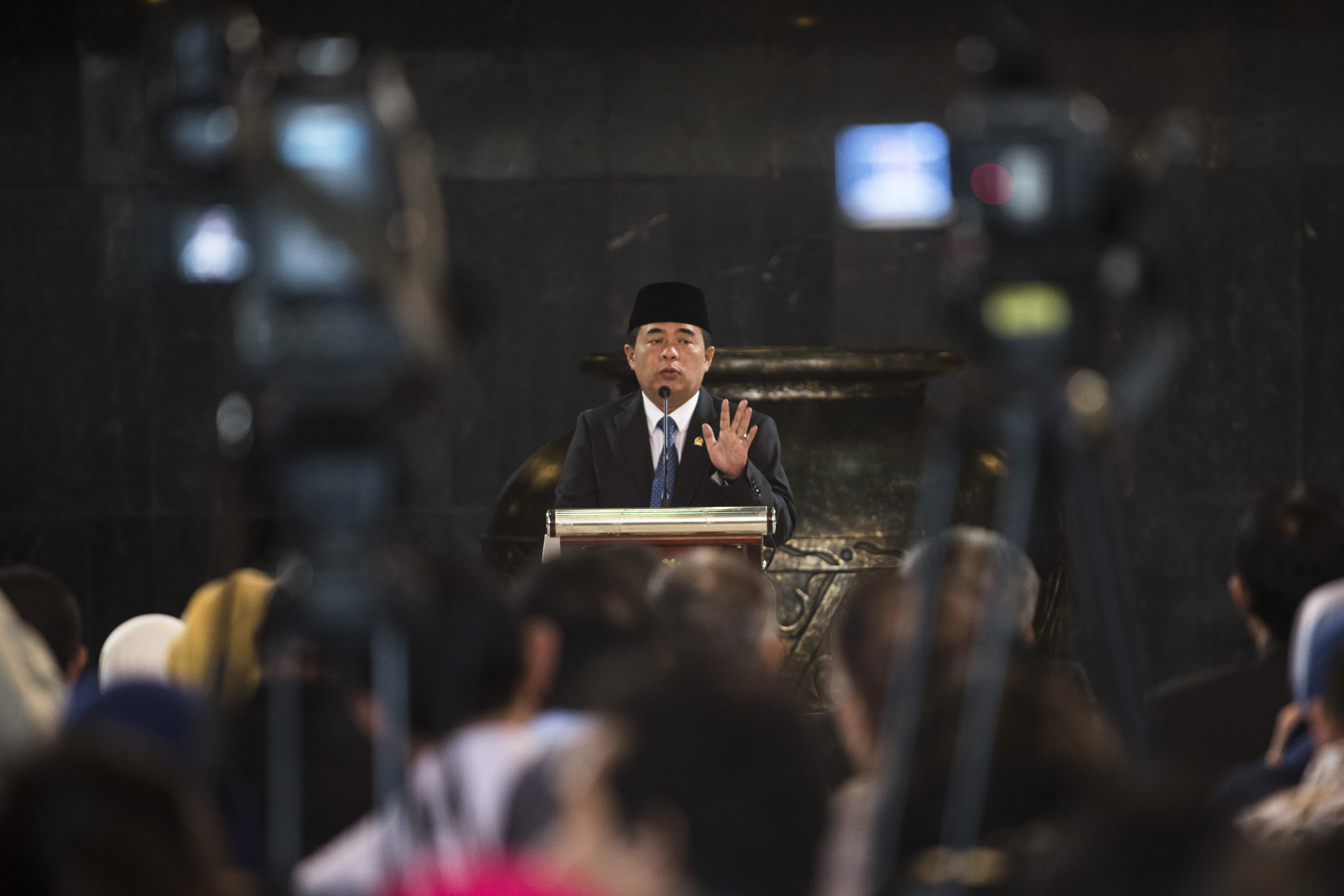 Ketua DPR Ade Komarudin memberikan sambutan dalam halal bihalal di Kompleks Parlemen, Senayan, Jakarta, Rabu (13/7). Halal bihalal antara pimpinan DPR dan jajaran Sekretariat Jenderal DPR tersebut untuk mempererat silaturahmi sekaligus memperingati Idul Fitri 1437 H. ANTARA FOTO/Sigid Kurniawan/ama/16.