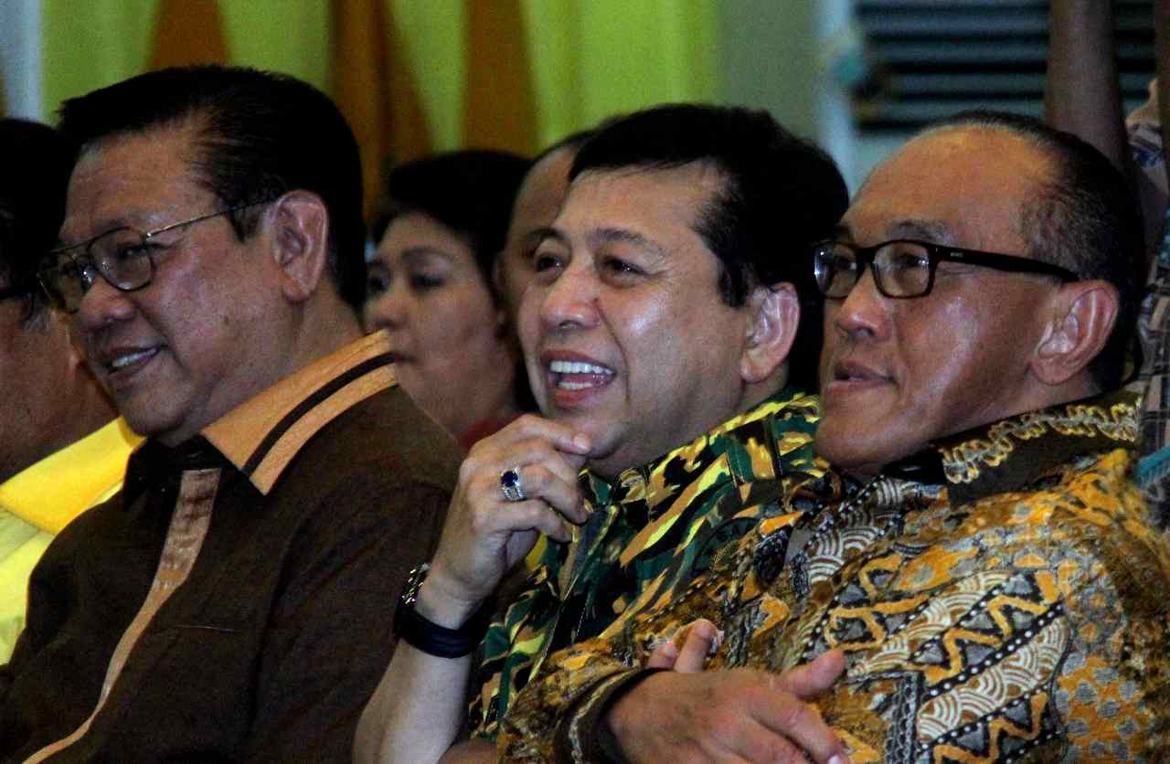 Ketua Umum Partai Golkar Setya Novanto (tengah) bersama Ketua Dewan Pembina Partai Golkar Aburizal Bakrie (kedua kanan) dan Dewan Pakar Partai Golkar Agung Laksono (kedua kiri) menghadiri pelantikan pengurus pusat AMPG dan Rapimnas I AMPG di Kantor DPP Partai Golkar, Jakarta, Senin (8/8/2016). Rapimnas AMPG digelar sebagai konsolidasi nasional organisasi sayap kepemudaan berkualitas dan menjadi sumber lahirnya kader-kader inti Partai Golkar.