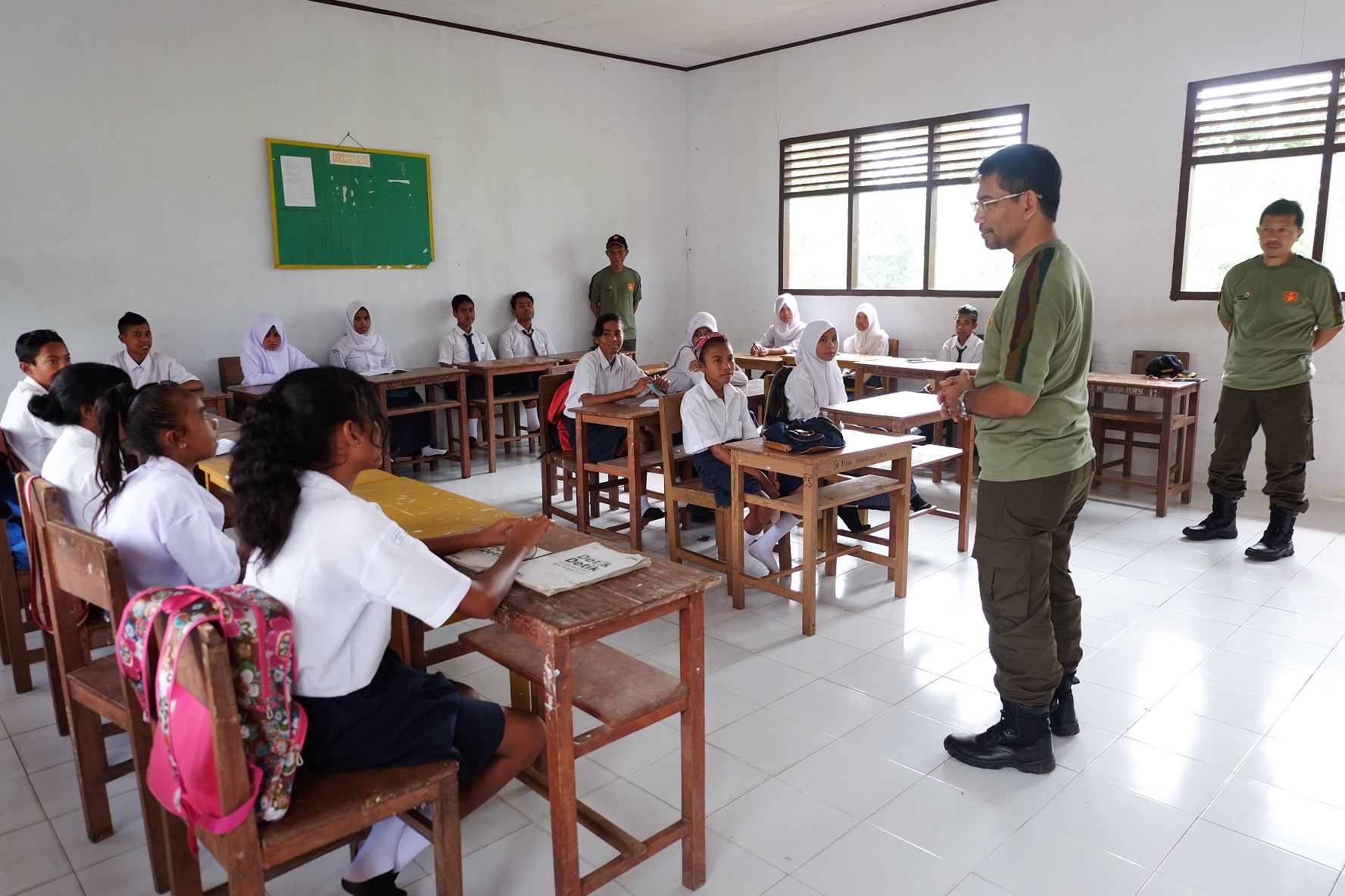 Memberikan wawasan nusantara di Sekolah-Sekolah Pulau Haruku