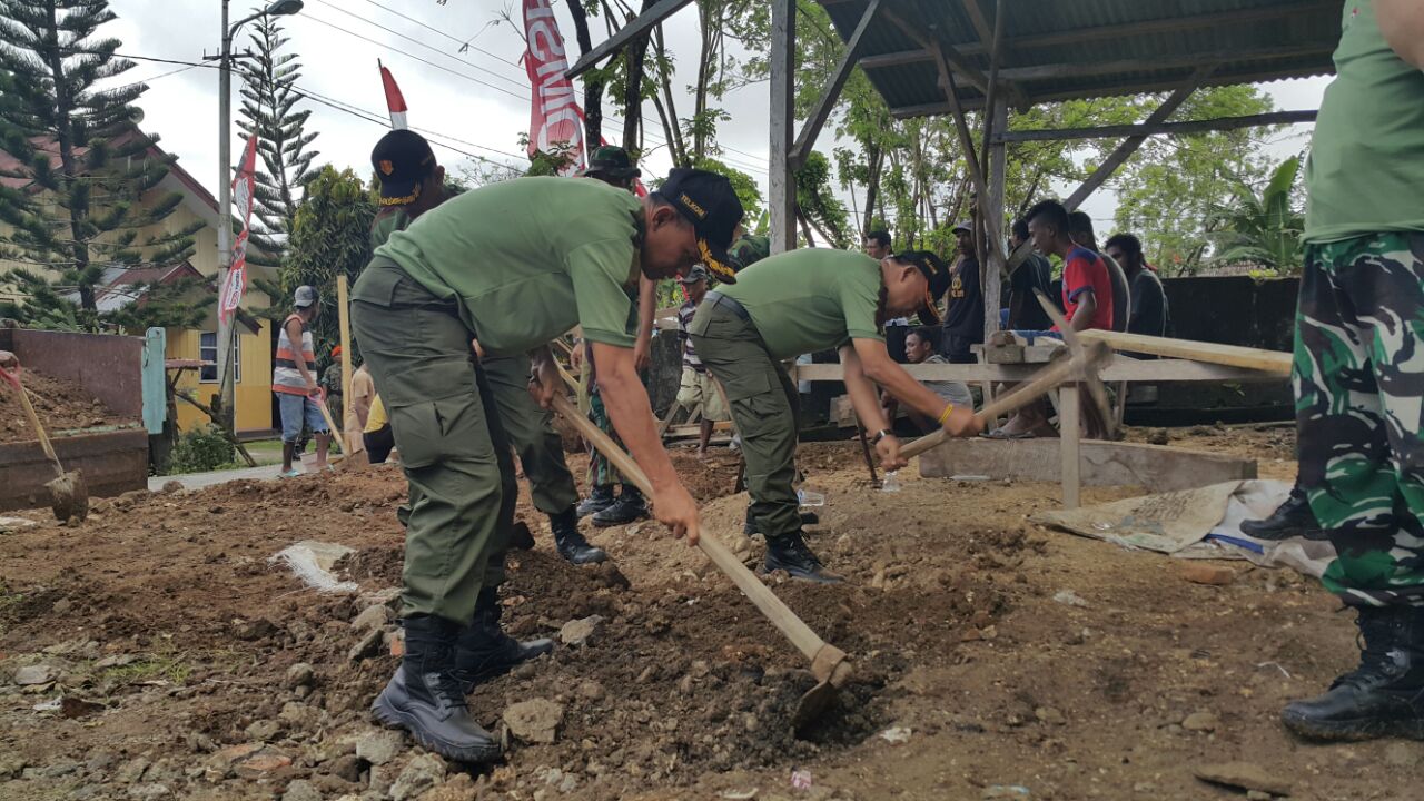 Pasukan Khas TNI-AU dan Pasukan Telkom bersama-sama membangun sarana Ibadah di Pulau Haruku.
