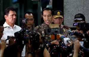 Presiden Jokowi memberikan keterangan persnya usai mendatangi kantor Kementerian Perhubungan, Jakarta, Selasa (11/10/2016). Jokowi mendatangi Kemenhub saat Operasi Tangkap Tangan (OTT) yang dilakukan Polri terkait praktek pungli perizinan kapal.