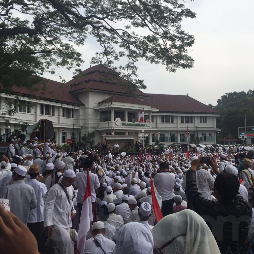 Ribuan Umat Islam Berkumpul di Balai Kota Malang, melakukan demonstrasi mendesak Kepolisian segera memproses hukum Ahok atas penghinaannya terhadal Al-Quran dan Ulama
