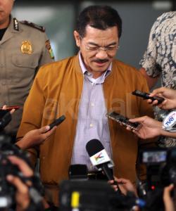 Mantan Menteri Dalam Negeri (Mendagri) Gamawan Fauzi usai diperiksa penyidik Komisi Pemberantasan Korupsi (KPK) di Kuningan, Jakarta Selatan, Rabu (12/10). Gamawan Fauzi diperiksa sebagai saksi terkait kasus dugaan korupsi pengadaan paket penerapan Kartu Tanda Penduduk Berbasis Nomor Induk Kependudukan Secara Nasional (KTP-elektronik). Aktual/Tino Oktaviano