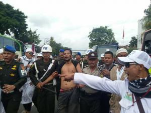 Pelaku yang mengacungi golok ke peserta aksi bela Islam jilid III, ketika digiring polisi (Dok Aktual)