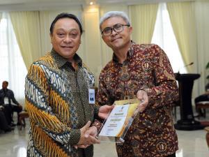 Ketua Komisi Informasi Pusat (KIP) John Fresly (kanan) memberikan pemeringkatan Badan Publik (BP) dan Keterbukaan Informasi Publik tahun 2016 kepada Direktur Utama PT Bank Tabungan Negara (BTN) Maryono (kiri) di Istana Wapres, Jakarta, Selasa (20/12). KIP memberikan penghargaan tahunan kepada pemerintah dan lembaga dalam rangka pemenuhan kebutuhan keterbukaan informasi publik yang transparan, akuntabel, dan melibatkan masyarakat di dalam pengambilan keputusan. ANTARA FOTO/Yudhi Mahatma/kye/16