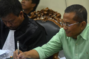Terdakwa kasus dugaan korupsi pelepasan aset PT PWU Jatim, Dahlan Iskan (kanan) menjalani sidang lanjutan di Pengadilan Tipikor Surabaya di Juanda, Sidoarjo, Jawa Timur, Jumat (13/1). Dalam sidang lanjutan tersebut jaksa penuntut umum menghadirkan tiga saksi diantaranya Direktur Utama PT Sempulur, Oepojo Sardjono, serta dua mantan karyawan notaris Warsiki Poernomowati, Sri Indrawati dan Muhammad Ridwan untuk dugaan korupsi penjualan aset BUMD milik Pemerintah Provinsi Jawa Timur, PT Panca Wira Usaha di Kediri dan Tulungagung. ANTARA FOTO/Umarul Faruq/pd/17