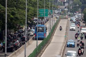Salah satu penyebab terjadinya kecelakaan adalah kendaraan pribadi baik mobil maupun motor yang nekat menerobos jalur Transjakarta, karena itu Pelaksana tugas (Plt) Gubernur DKI Jakarta Sumarsono meminta petugas Tranjakarta menindak tegas dan  kalau perlu sekali ditangkap langsung motornya disita. AKTUAL/Munzir.