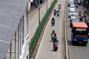 Salah satu penyebab terjadinya kecelakaan adalah kendaraan pribadi baik mobil maupun motor yang nekat menerobos jalur Transjakarta, karena itu Pelaksana tugas (Plt) Gubernur DKI Jakarta Sumarsono meminta petugas Tranjakarta menindak tegas dan  kalau perlu sekali ditangkap langsung motornya disita, Aktual/Munzir.