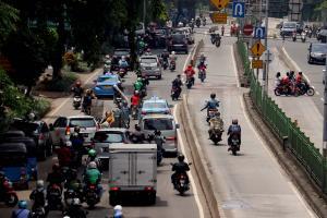 Salah satu penyebab terjadinya kecelakaan adalah kendaraan pribadi baik mobil maupun motor yang nekat menerobos jalur Transjakarta, karena itu Pelaksana tugas (Plt) Gubernur DKI Jakarta Sumarsono meminta petugas Tranjakarta menindak tegas dan  kalau perlu sekali ditangkap langsung motornya disita, Aktual/Munzir.