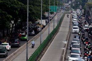 Salah satu penyebab terjadinya kecelakaan adalah kendaraan pribadi baik mobil maupun motor yang nekat menerobos jalur Transjakarta, karena itu Pelaksana tugas (Plt) Gubernur DKI Jakarta Sumarsono meminta petugas Tranjakarta menindak tegas dan  kalau perlu sekali ditangkap langsung motornya disita. AKTUAL/Munzir.